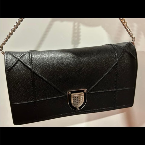 Diorama wallet on chain - Picture 1 of 12